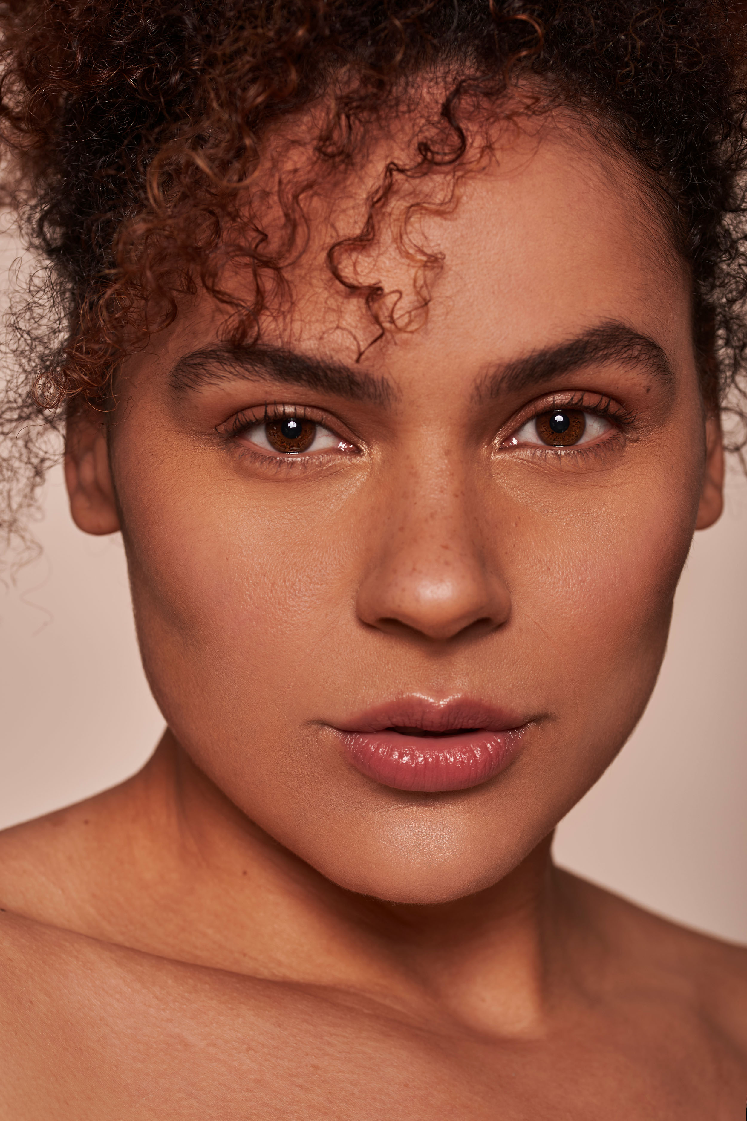 Editorial beauty photography for Geen Bluf x Makeup Studio - creative beauty campaign with artistic vision